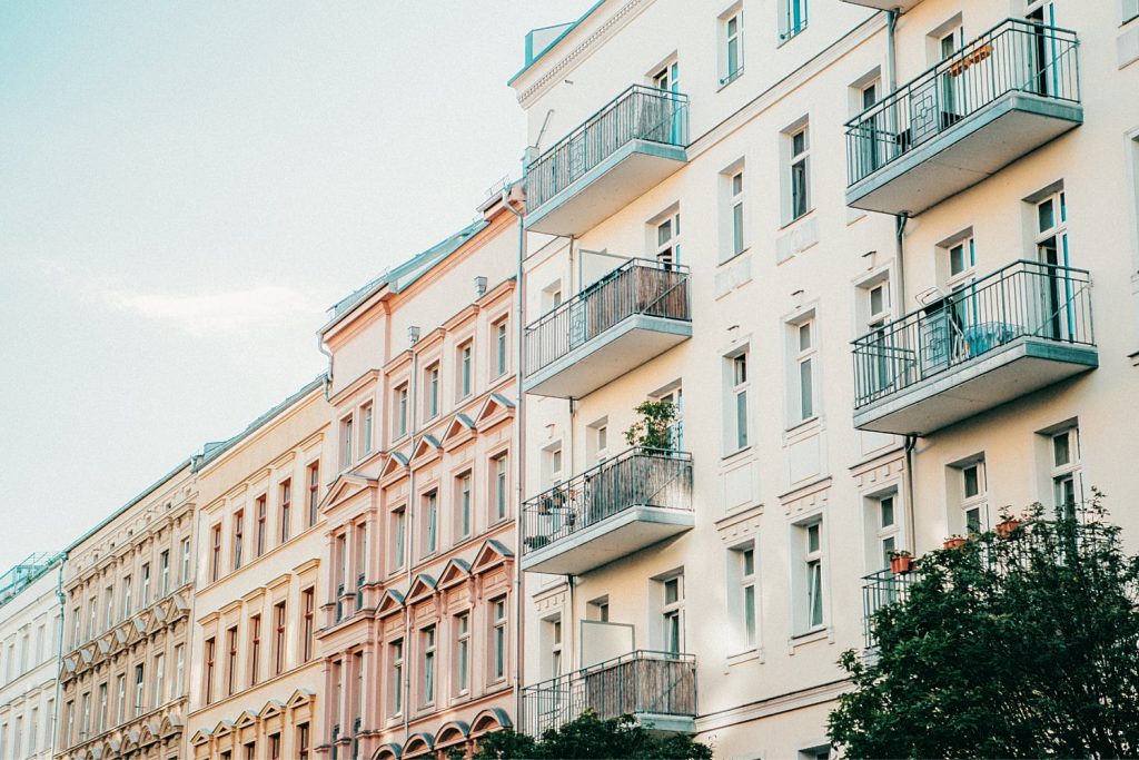 Typische Berliner Straße mit Altbauten